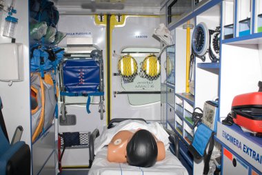 Ambulans acil durum ekipmanları ve ilk yardım uygulamaları için mükemmel donanımlı.