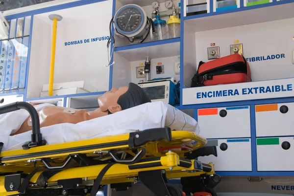 Ambulans Doskonale Wyposażony Sprzęt Ratunkowy Manekin Pierwszej Pomocy — Zdjęcie stockowe