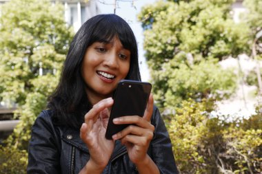 Akıllı telefon kullanan Asyalı iş kadını..