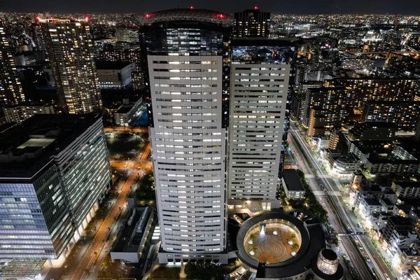 Asya İş Konsepti gayrimenkul ve şirket inşaatı, modern şehir gökyüzü manzarası Tokyo mavi gökyüzü altında.