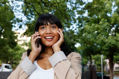 Akıllı telefon kullanan Asyalı iş kadını..