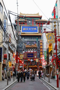 Yokohama, Japonya - Şubat 06 2022: Yokohama 'daki Çin Mahallesi' nin Tenchomon Kapısı yakınında yürüyen yayalar. Burası Japonya 'nın en büyük Çin Mahallesi. Dar ve renkli caddelerde birçok mağazası ve restoranı var..