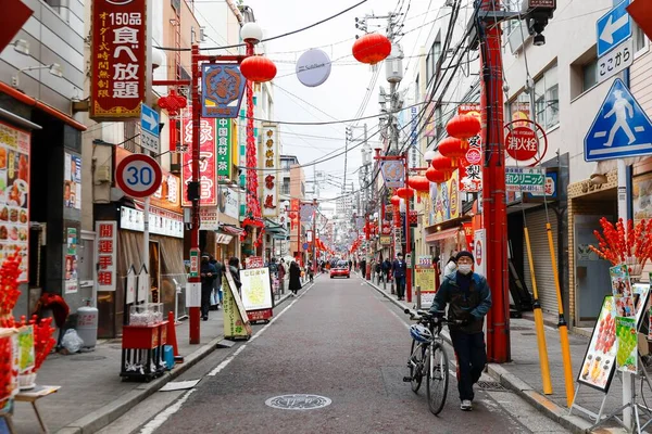 Иокогама Япония Февраля 2022 Года Человек Держащий Свой Велосипед Прогуливается — стоковое фото