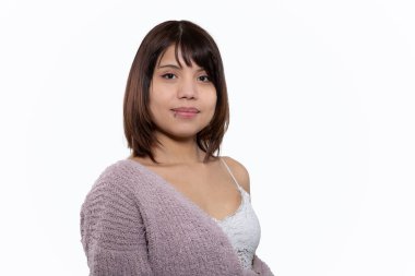 Soyutlanmış beyaz arka planda duran modern kadın başarılı bir ifadeyle.