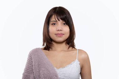 Soyutlanmış beyaz arka planda duran modern kadın başarılı bir ifadeyle.