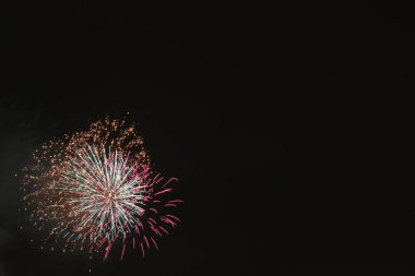 Yazmak için yeri olan güzel renkli havai fişekler, tatiller ve yaz ve kutlamalar.