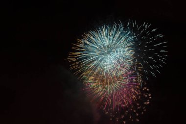 Yazmak için yeri olan güzel renkli havai fişekler, tatiller ve yaz ve kutlamalar.