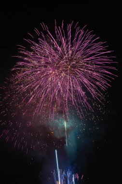 Yazmak için yeri olan güzel renkli havai fişekler, tatiller ve yaz ve kutlamalar.