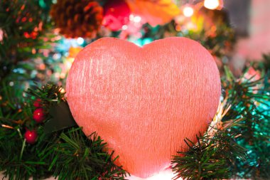 Pembe Kalp parlak Noel ağacı üzerinde