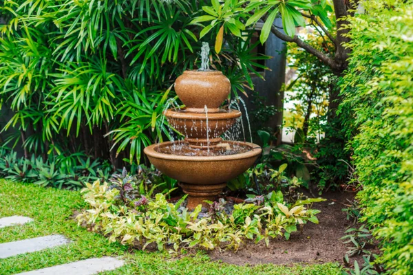 Fountain in garden — Stock Photo, Image