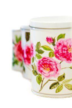 yalıtılmış zemin üzerinde üç teneke Gıda Depolama