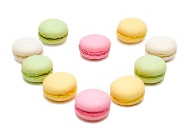 Beyaz arka plan üzerinde renkli kalp kurabiye