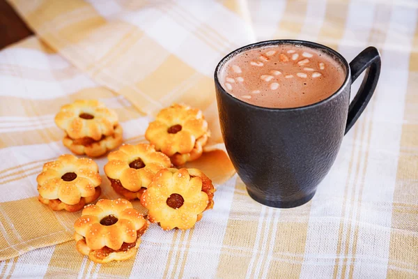 Warme chocolademelk met marshmallows en cookies — Stockfoto