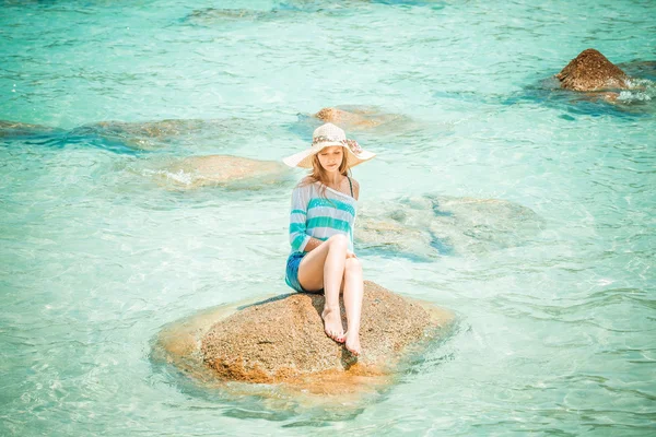 Kobieta na kamień w niebieski ocean — Zdjęcie stockowe