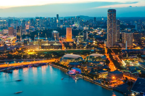 Singapore skyline à noite — Fotografia de Stock