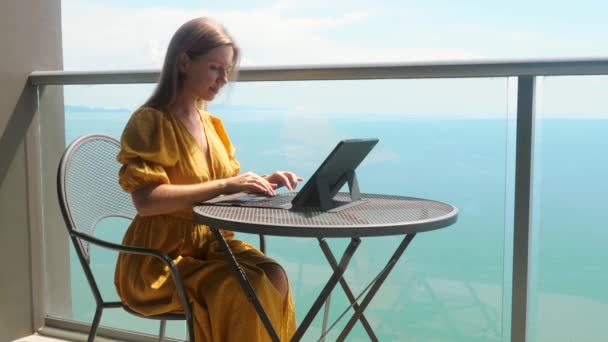 Kvinna Arbeta med Tablet Computer Tangentbord, Skriva meddelande, Arbeta hemifrån — Stockvideo
