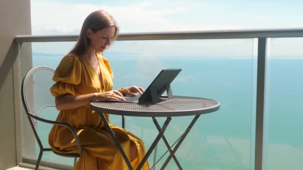 Joyeux sourire jeune femme travaillant à distance avec ordinateur tablette à la maison, dactylographier — Video