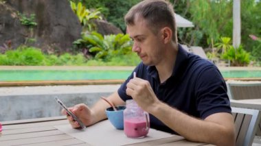 Genç Erkek Sosyal Medya Haber Kaynağını Özenli Oku, Akıllı Telefonla Postaları Kontrol Et