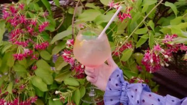 Turuncu Alkolik Kokteylli Kadın El Tutuşu Kamışı