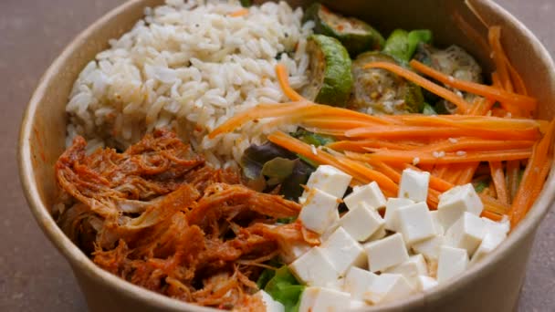 Aliments sains à faible teneur en calories, Eco bol en papier avec riz, légumes, fromage feta — Video