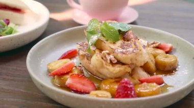 Tuzlu Karamel soslu ve taze çilekli muzlu tost ekmeği.