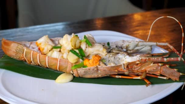 Restaurante de frutos do mar - Lagosta vermelha completa fresca com carne cozida na mesa de madeira — Vídeo de Stock