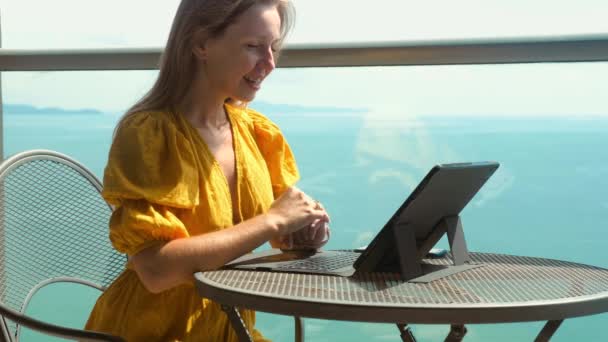 Jong gelukkig lachende vrouw passeert remote interview op internet op tablet — Stockvideo