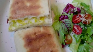 Peynirli ve yumurtalı Lezzetli Kızarmış Çörek 'in en iyi manzarası. Yemek Atıştırması