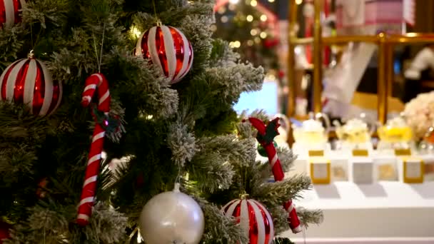 Árbol de Navidad con Bolas Blancas y Rojas en Moderno Centro Comercial con Clientes — Vídeos de Stock