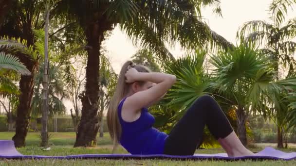 Niet-professionele sportvrouw hard werken aan abdominale persoefeningen — Stockvideo