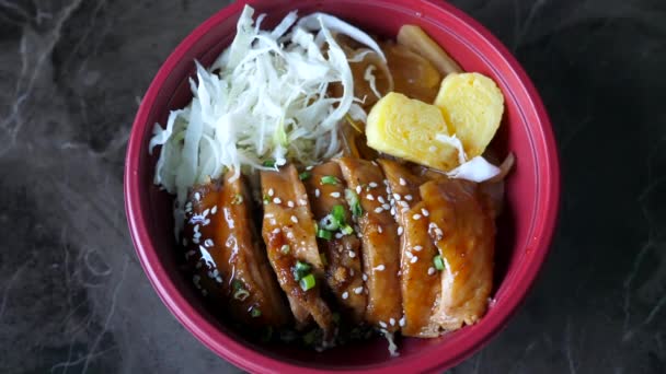 Ready to Eat Food Lieferung, Gebratener Hühnerreis Teriyaki-Teller, Tamagoyaki — Stockvideo