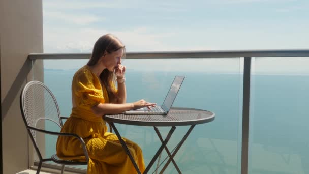 Överarbetad kvinna professionell tvingas att arbeta i semester eller semester på hotell — Stockvideo