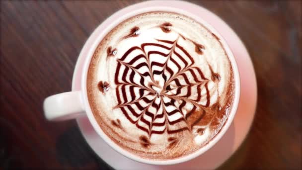 Vista superiore di Rosa tazza di caffè con Latte Art da sciroppo di cioccolato in Cafe — Video Stock