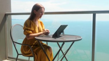İnternetteki Online Konferansta Konuşan Kadın Tablet 'te Video Çağrısı