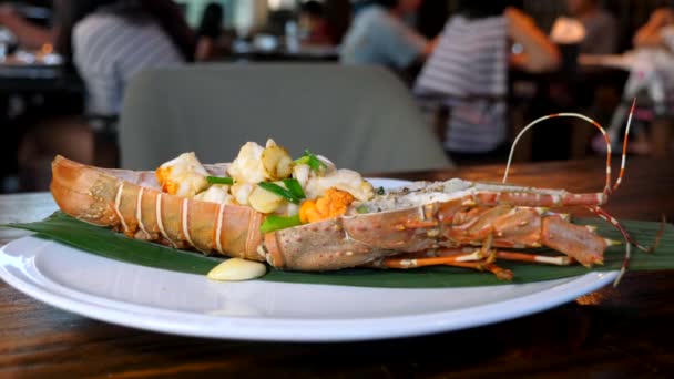 Restauracja z owocami morza - świeży czerwony homar z gotowanym mięsem na drewnianym stole — Wideo stockowe
