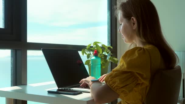 노트북을 사용하는 젊은 여성, 인터넷으로 고객 과 집에서 의사 소통 — 비디오