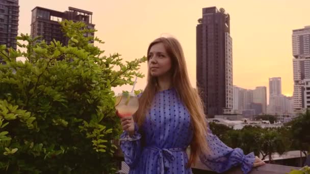 Kobieta w eleganckiej sukience z długimi włosami, relaks w luksusowym hotelu, drapacze chmur View — Wideo stockowe