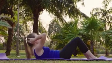 Kadın Abdominal Basın Egzersizlerini Spor Mat, Gülme ve Eğlenceye Başlat