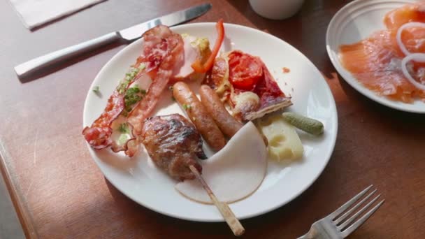 Πρωινό μπουφέ στο ξενοδοχείο. Διάφορες παραλλαγές του κρέατος Πιάτα σε λευκό πιάτο — Αρχείο Βίντεο