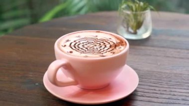 Lokantadaki Ahşap Masada Süt Köpüklü Çikolatalı Kahve Cappuccino