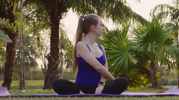 Fitness-Frau dehnt Körper und probiert Yoga im öffentlichen Stadtpark — Stockvideo