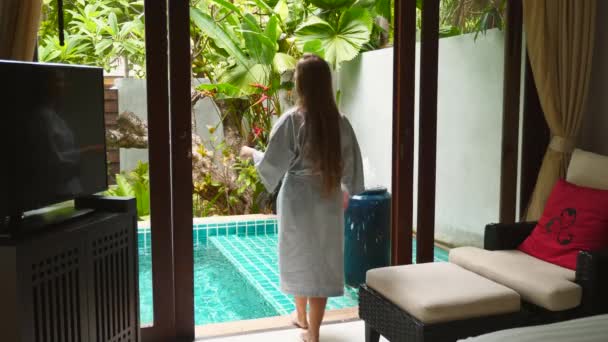 Mujer de Albornoz Blanco Cerrando Puertas de Cristal en Villa, Fin del Día, Tarde — Vídeos de Stock