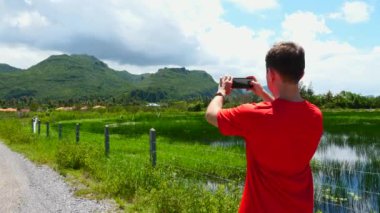 Sosyal medya için akıllı telefondan peyzaj videosu çeken adam, erkek klip yapıyor