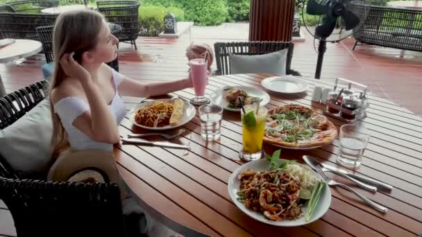 Mujer triste sola sentarse a la mesa con la comida en el restaurante, amigo de la espera, marido — Vídeos de Stock