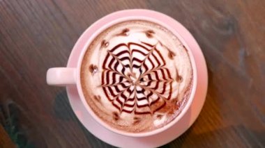 Pembe Kupada Köpüklü Cappuccino Lokantada Kalpli Süt Köpüğü