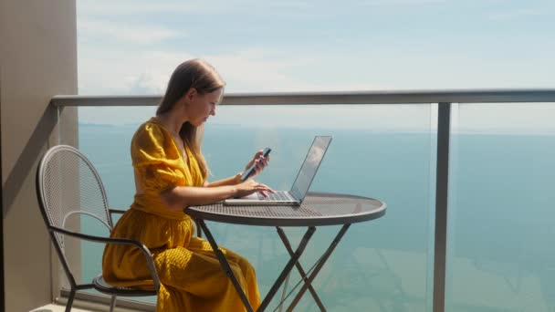 Une femme d'affaires prospère travaille avec un ordinateur portable, un smartphone au Tropical Hotel Resort — Video