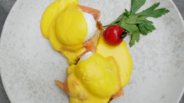 Kahvaltı yumurtalı benedikt. Hollandaise soslu. Lokantada tütsülenmiş somon.