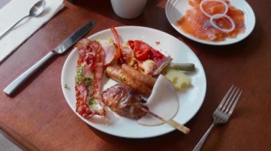 Keto 'nun Oteldeki Kahvaltısı - Dolu Yağlı ve Proteinli Yemekler