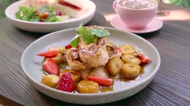 Kahvaltıda Taze Meyve ve Böğürtlenli Kızarmış Ekmek. Sabah Yemeği