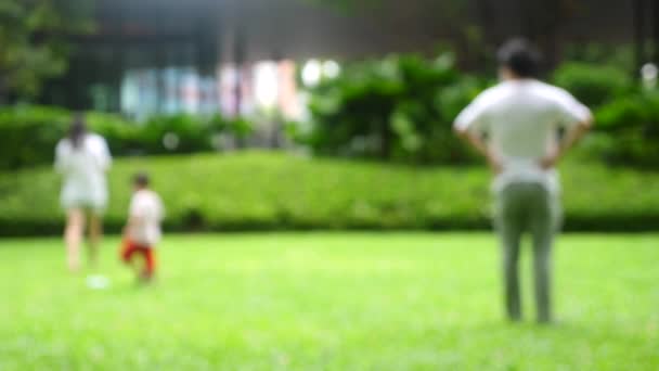 Feliz familia mamá, papá y juego infantil, divertirse, paseos en el parque público de la ciudad — Vídeo de stock